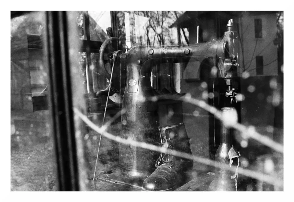 Cizmăria de la muzeul Gusti. Prin geam se vedea trecutul; era prăfuit