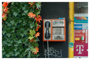 Alo? Legenda spune că telefoanele astea îți permit să vorbești cu tinele tău trecut