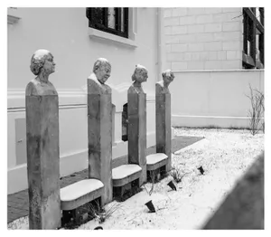 4 statui sub un strat de zăpadă.