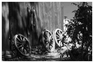 Roți. Simboluri solare în șopron