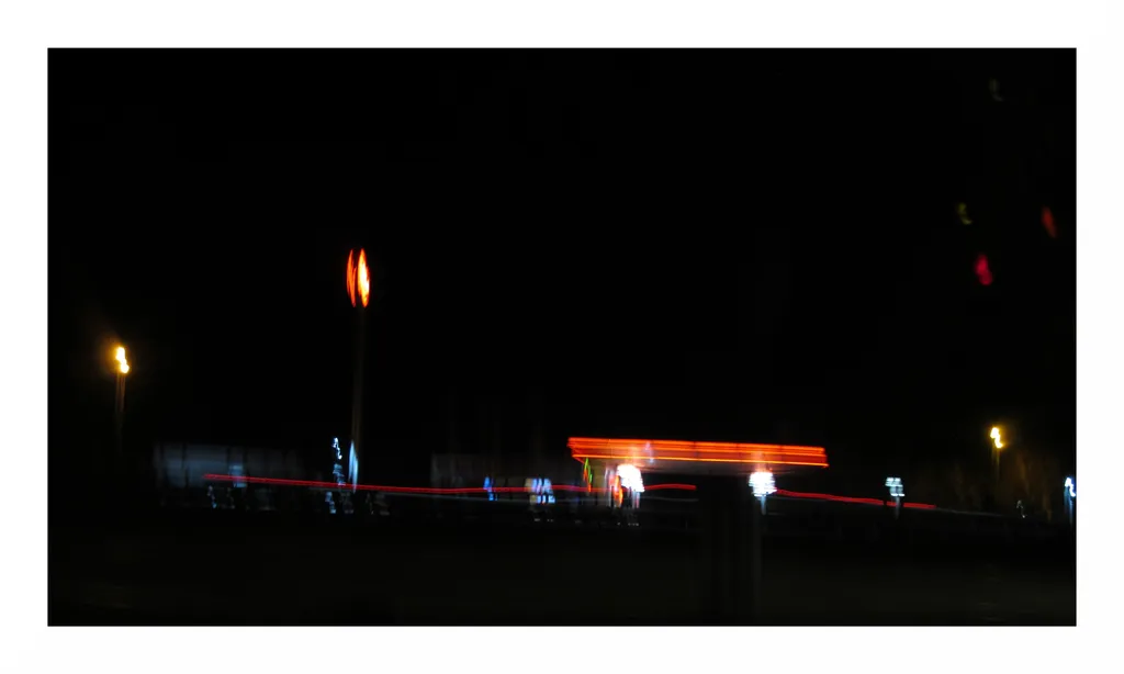 Expunere lungă, benzinărie în noapte, pe autostradă