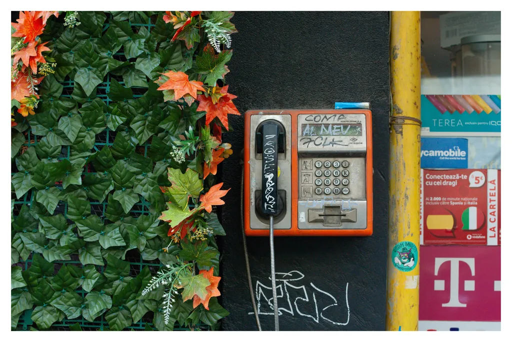 Alo? Legenda spune că telefoanele astea îți permit să vorbești cu tinele tău trecut