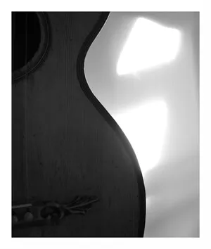 Talie fină. Talia unei chitare romantice de la începutul secolului XX.