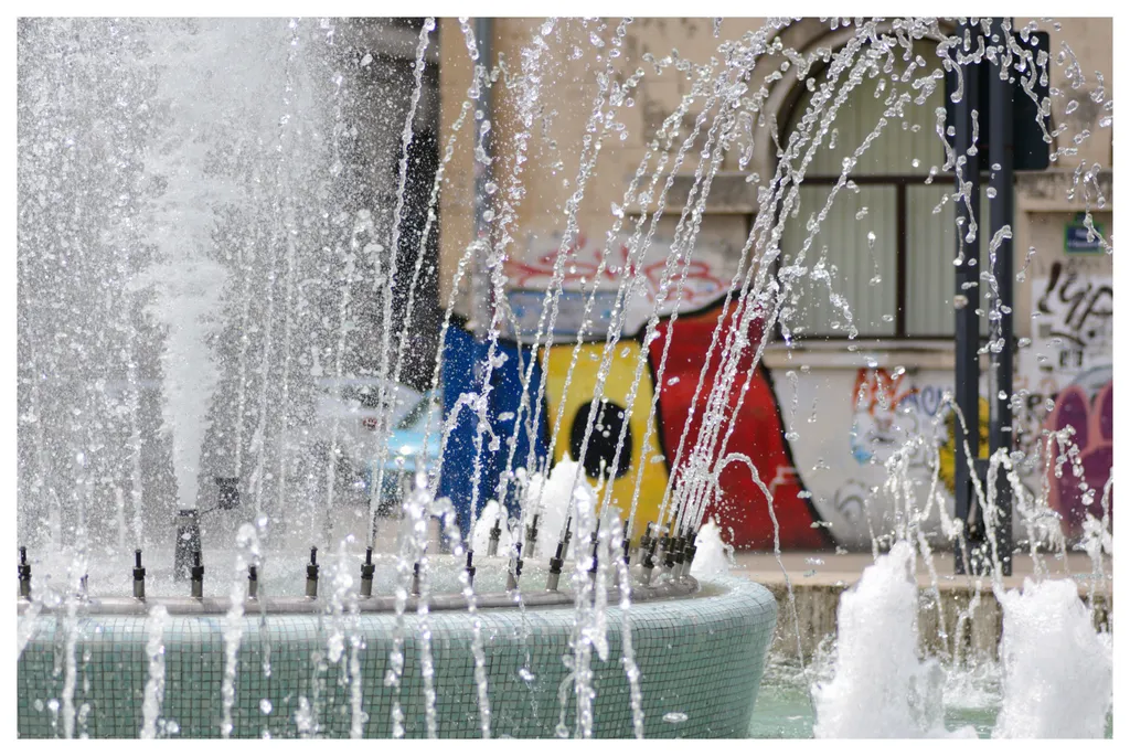 Ro. Fântâna de la Universitate în arșița amiezii