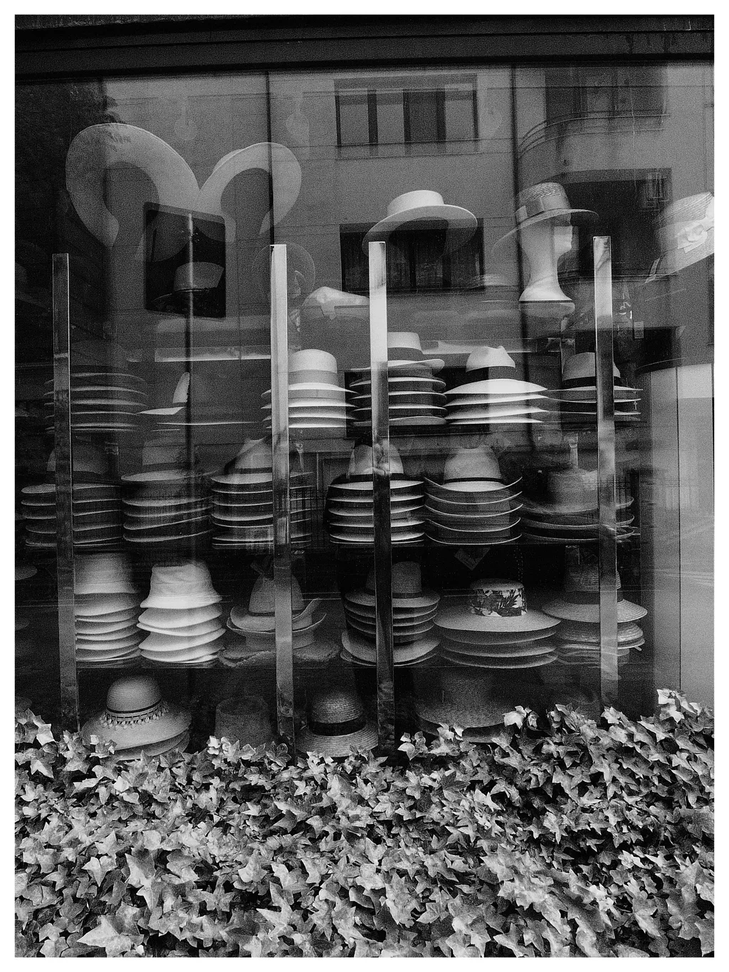 Hats: O dramă absurdă. Vitrina unei modiste într-o zi cu nori