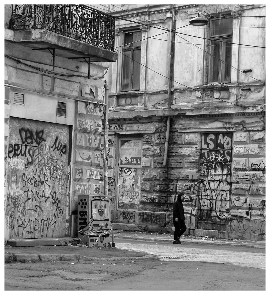 Singur. Subiect pierdut între ruine și graffiti