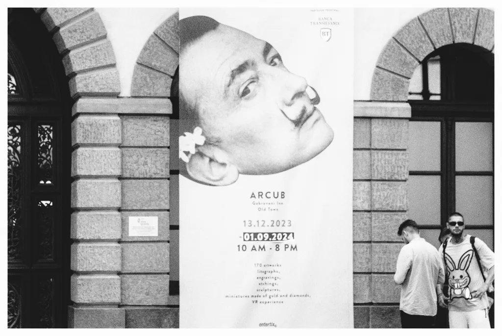 Salvador. Privirea piezișă exprimă scepticism, suspiciune, iritare, dezaprobare, sau dispreț