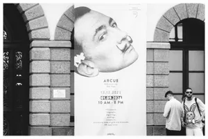 Salvador. Privirea piezișă exprimă scepticism, suspiciune, iritare, dezaprobare, sau dispreț