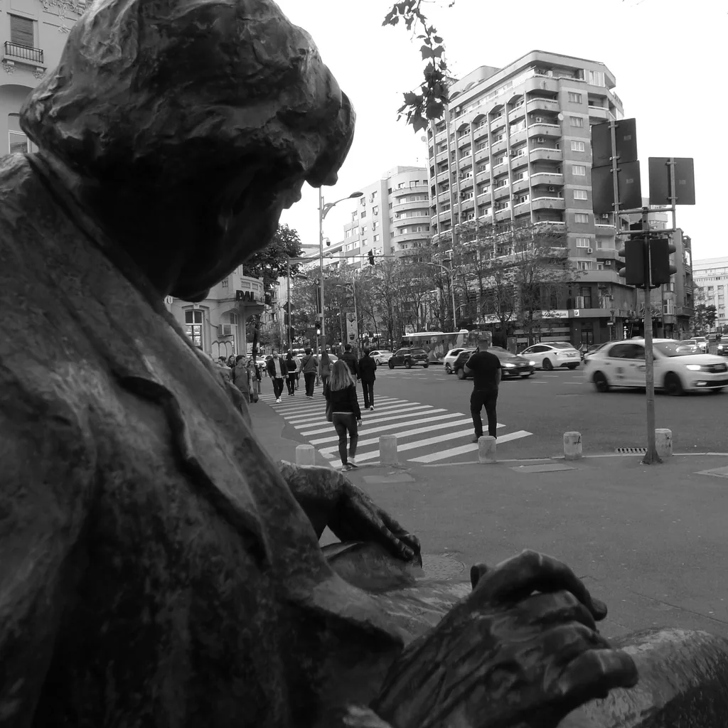 Statuia lui George Enescu privind pietoni