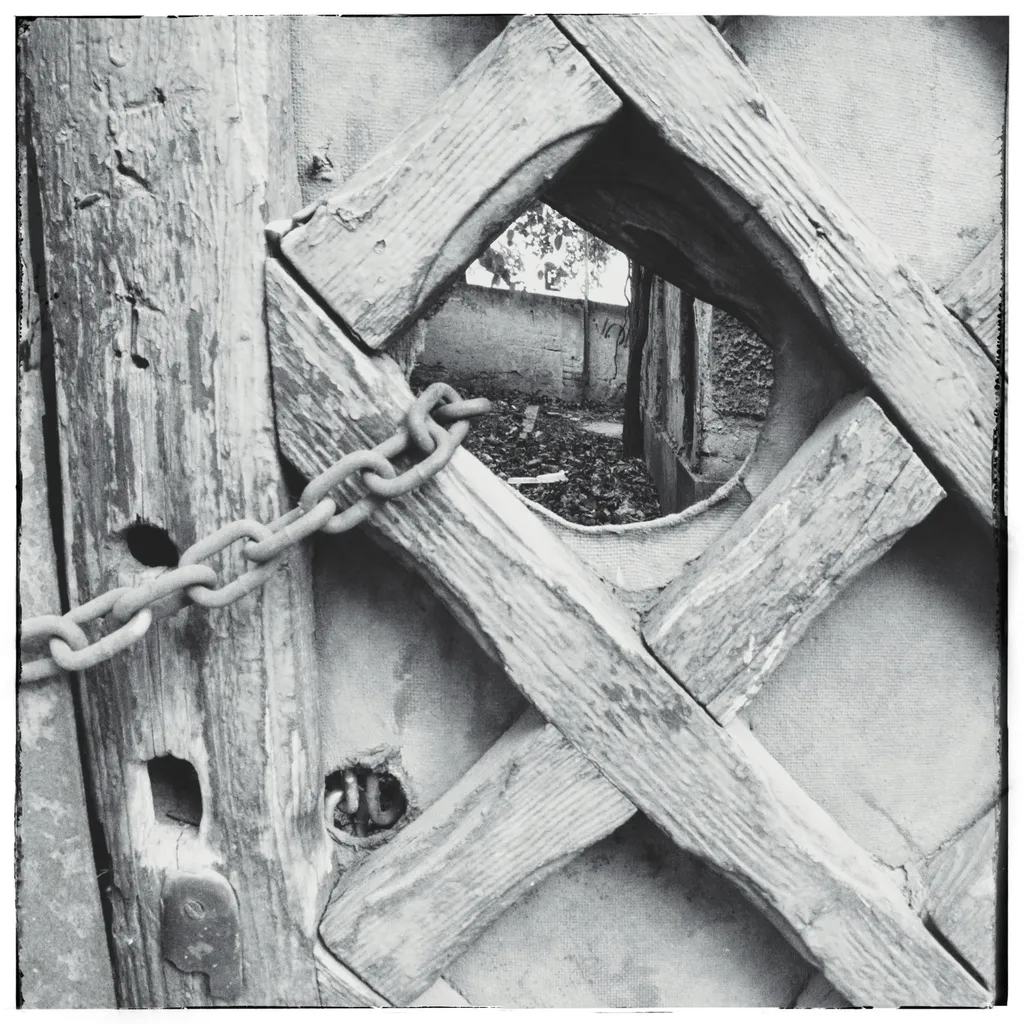 O broască veche care se încuie o singură dată cu cea mai generică dintre chei