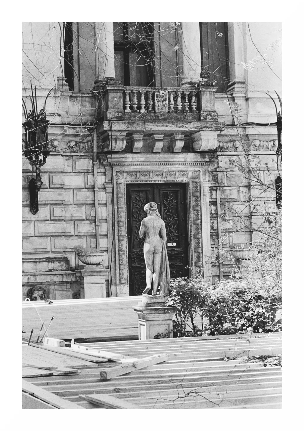 Rugul. Muză sacrificată în curtea Uniunii Scriitorilor