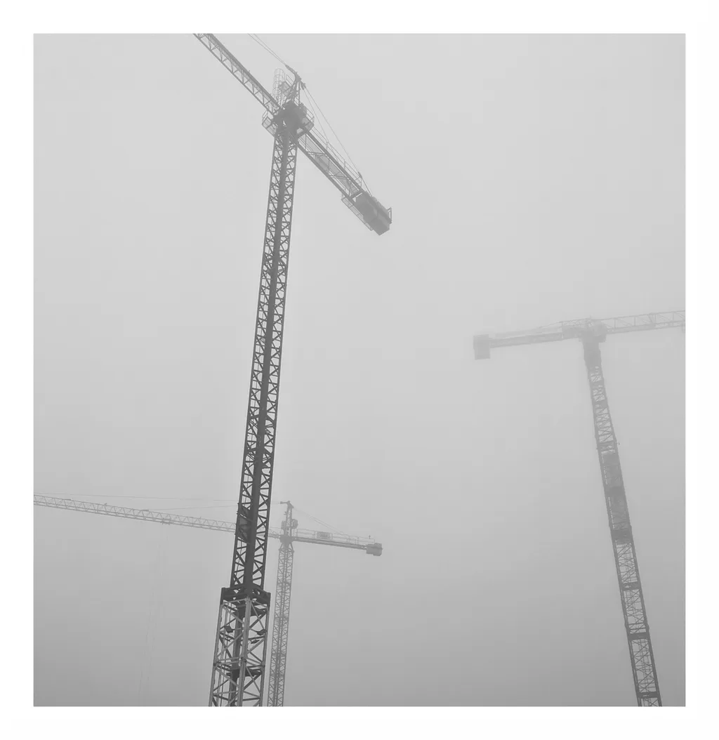 Râd în soare. Macarale în ceață.