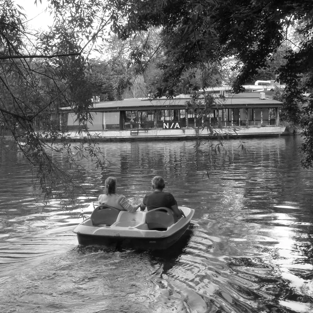 Cuplu într-o hidrobicicletă, în parcul Cișmigiu