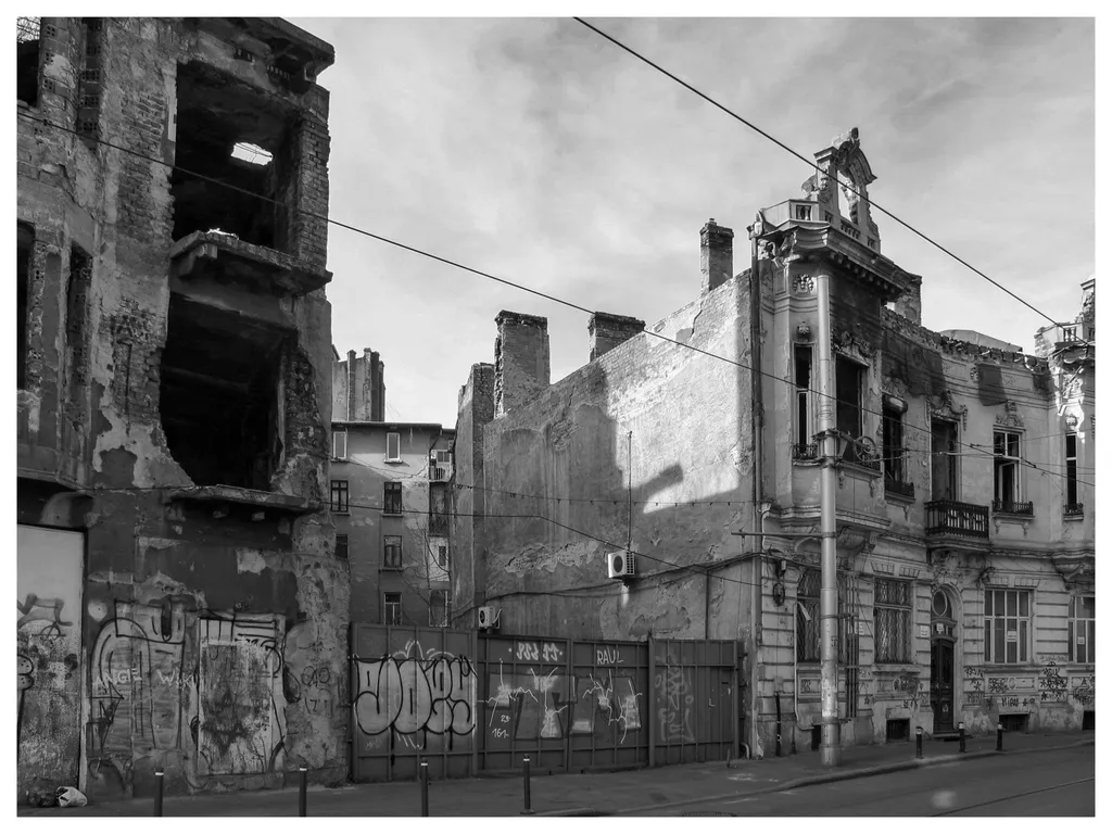 Posthumanism. Clădiri cariate pe Calea Moșilor