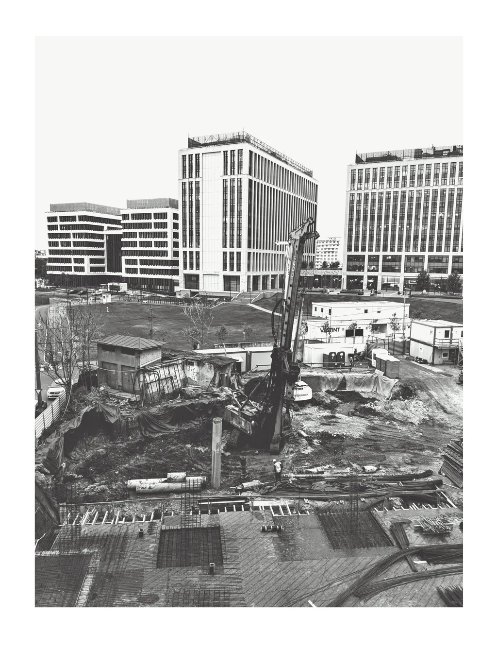 În lumea nouă bate vântul. Construcția unui bloc, în opoziție cu niște blocuri construite