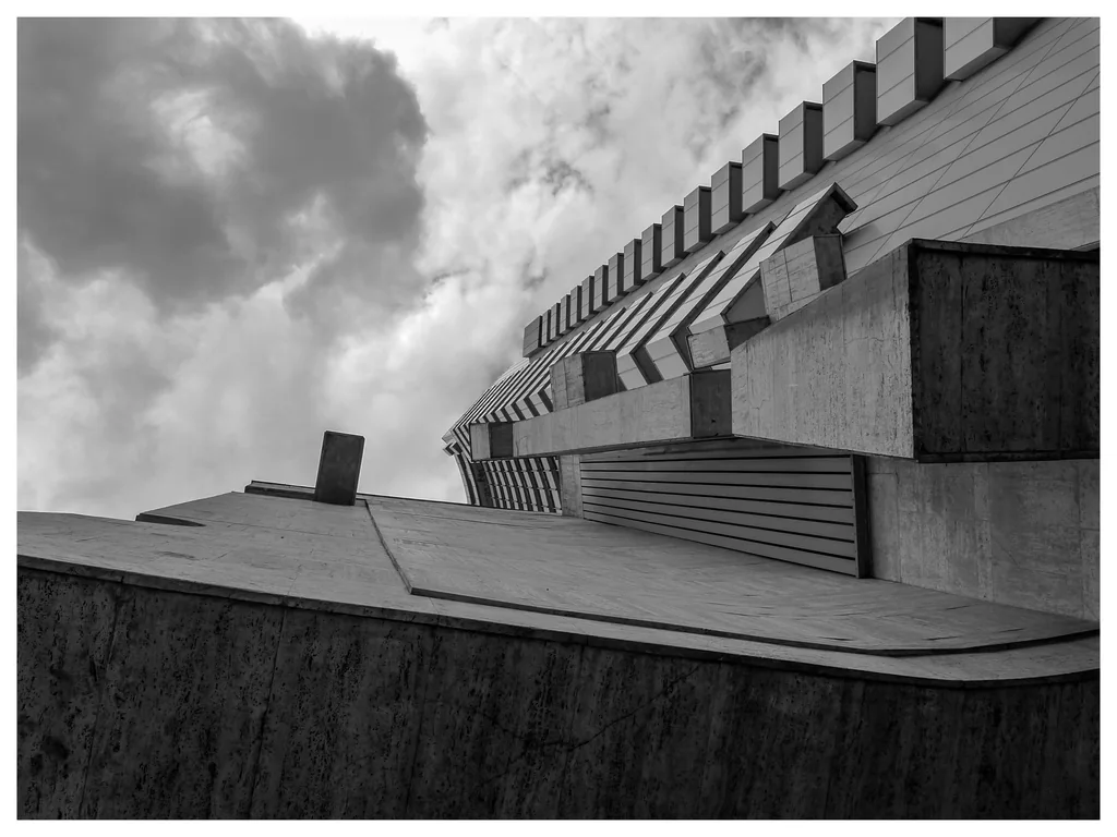 De jos. Hotelul Intercontinental, capodoperă brutalistă