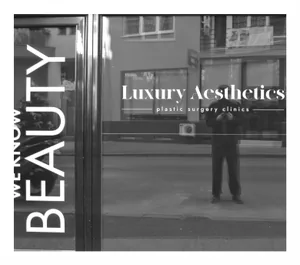 Luxe, calme et volupté. Reflexie într-o vitrină vorbăreață.