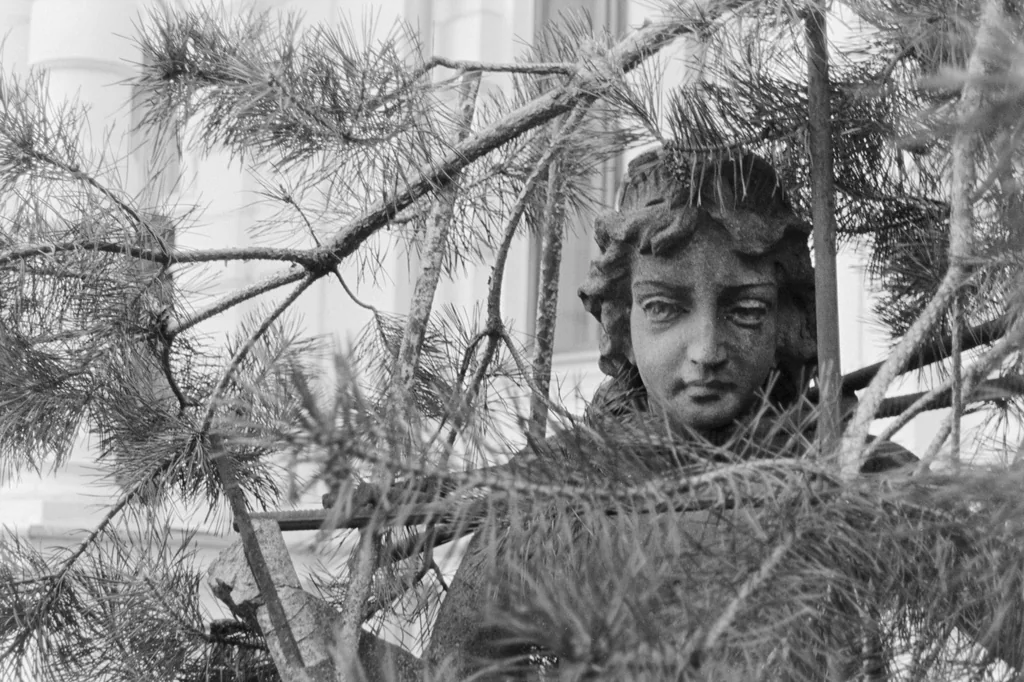 Statuie reprezentând un personaj feminin, Geografia
