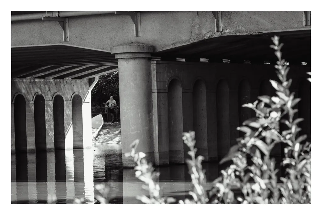 Sub pod. Cu barca și telefonul