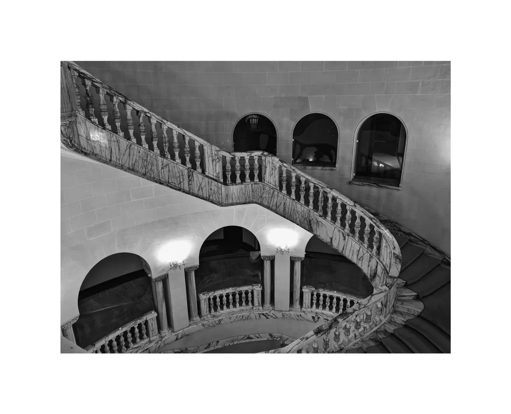 Curbe. Scara în spirală a Muzeului de Artă, Galeria de Artă Europeană