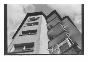 Un bloc înalt cât un plictis