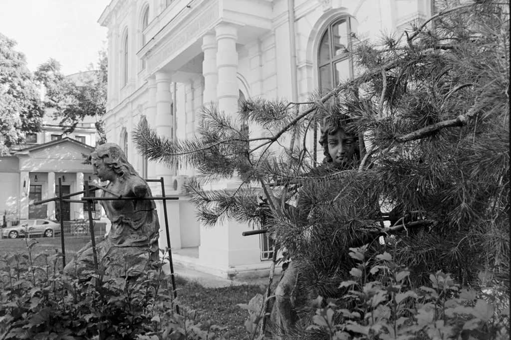 Istoria și Geografia, ansamblu statuar ad-hoc