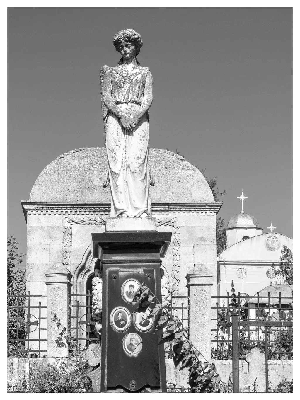 Monumente funerare