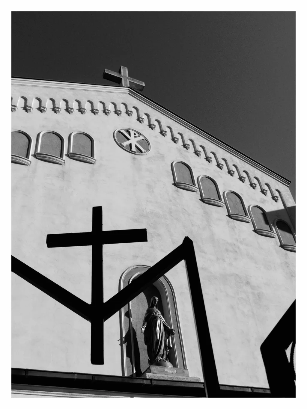 Madona Bărăției închisă între cruci