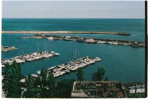 Vedere asupra portului turistic Constanța, din minaretul Moscheii