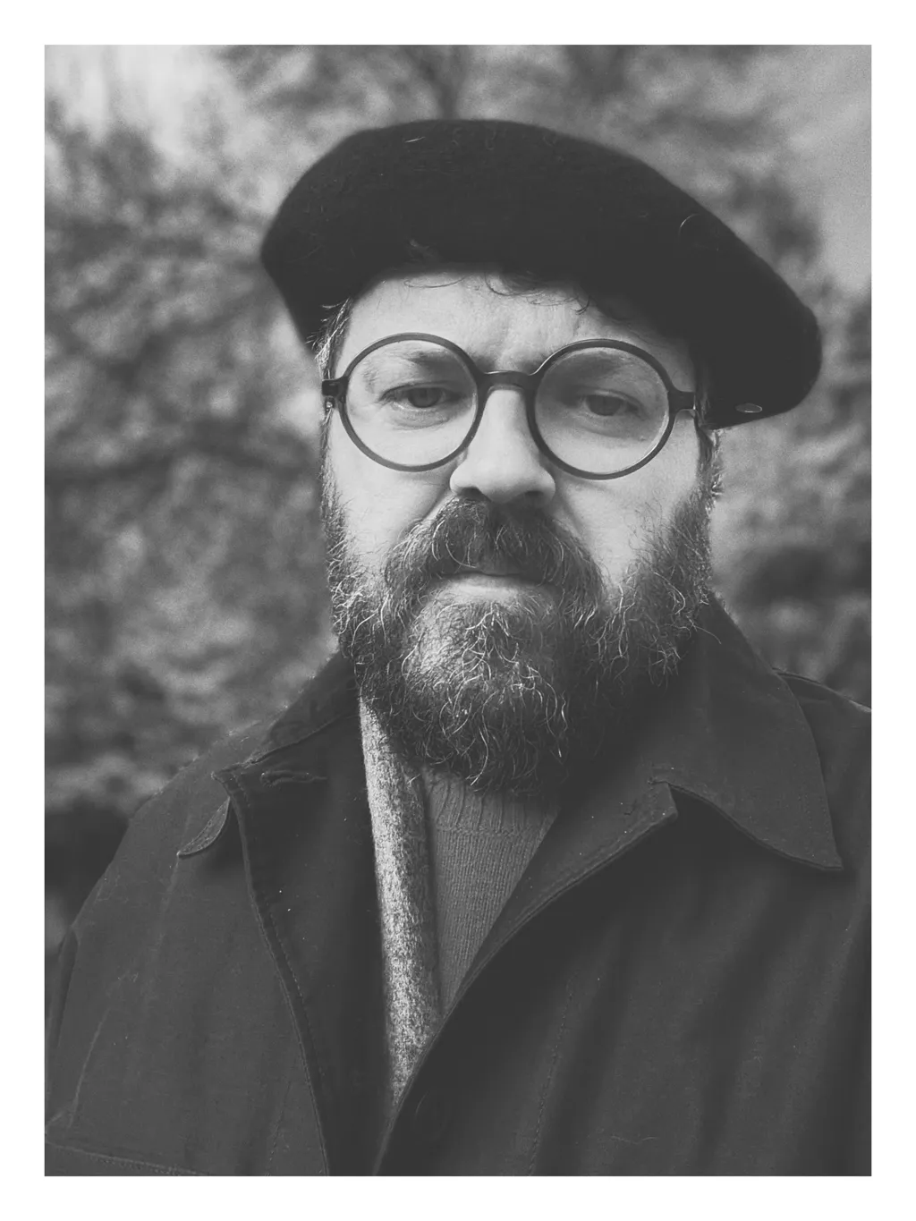 Subsemnatul, acoperit cu o beretă bască