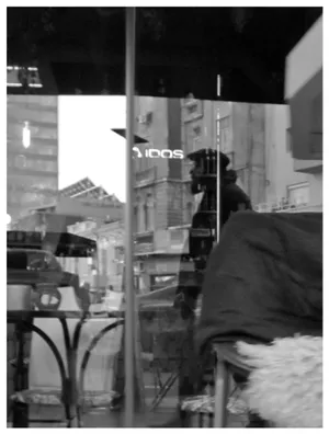 Reflexie în vitrina unei cafenele