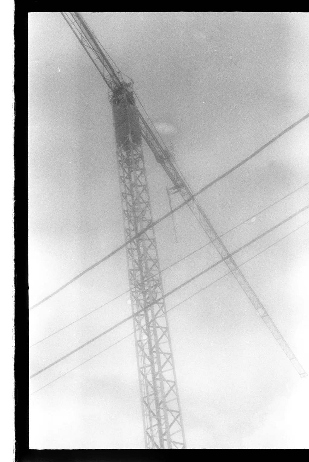 Linii de forță. Macaralele visului locativ al capitalismului