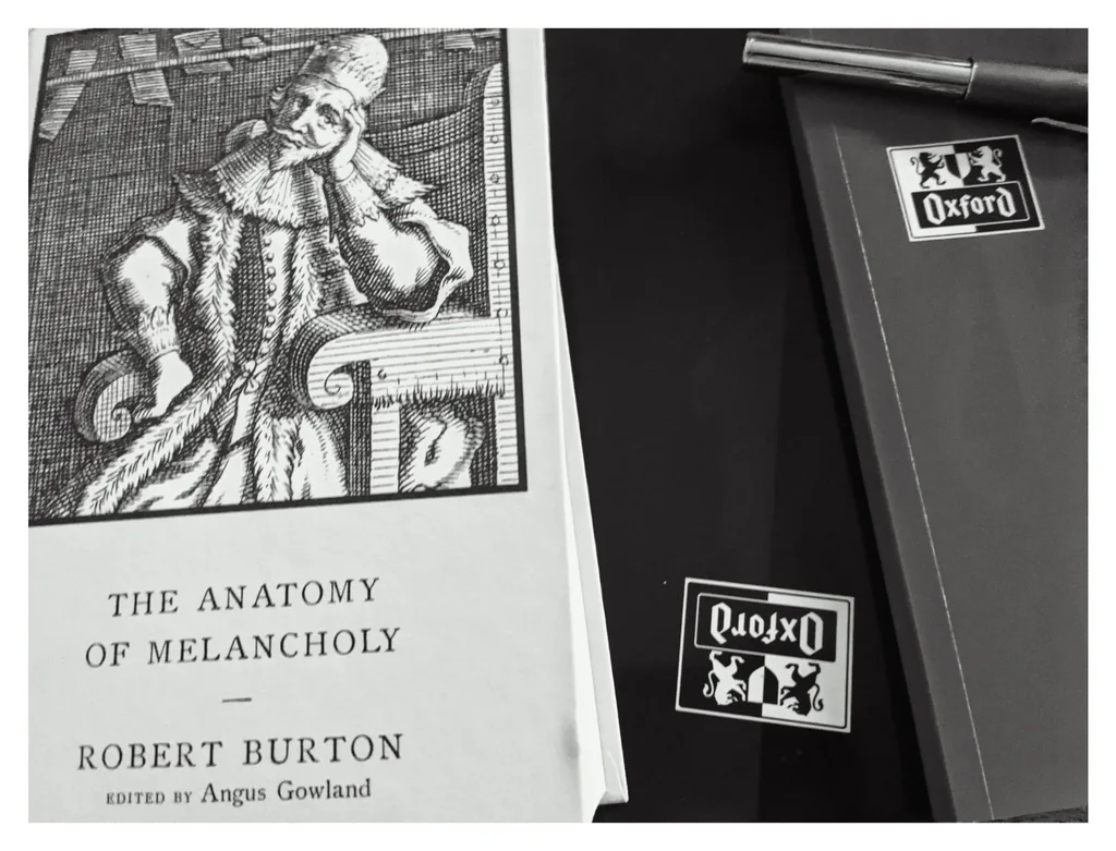Anatomia Melancoliei de Robert Burton, două caiete Oxford și un stilou Faber-Castell Loom